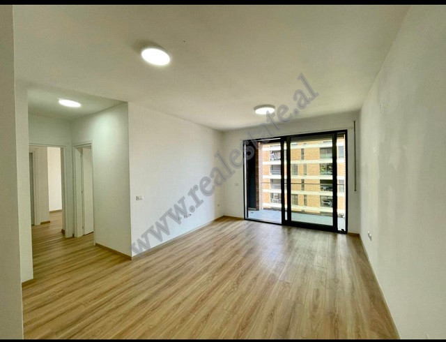 Apartament ne shitje tek Kompleksi Fiori di Bosco, ne Tirane.
Ndodhet ne katin e 5 te nje pallati t
